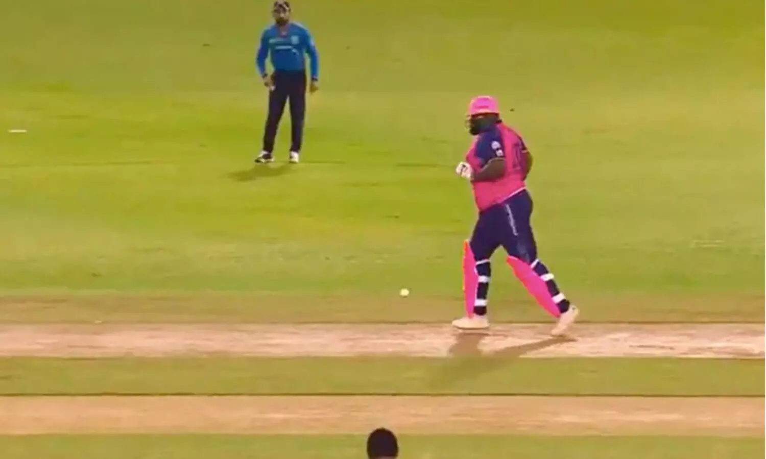 ‘ഇത് വല്ലാത്തൊരു റണ്ണൗട്ട്, ക്രിക്കറ്റ് ചരിത്രത്തിൽ ഇങ്ങനെയൊന്നില്ല’; ‘വലിയ മനുഷ്യന്റെ’ പുറത്താകലിൽ പ്രതികരിച്ച് ക്രിക്കറ്റ് ആരാധകർ -Video