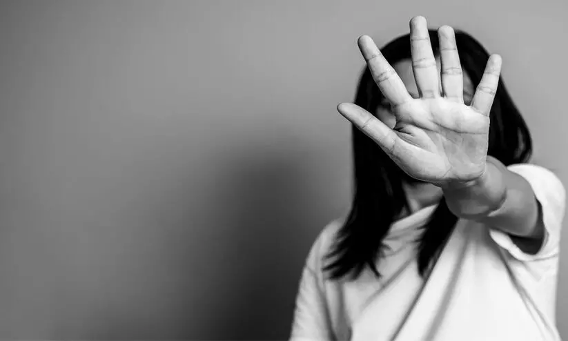 യു​വ​തി​യെ ഫോ​ണി​ല്‍ വി​ളി​ച്ച് ശ​ല്യ​പ്പെ​ടു​ത്തി; 1.13 ലക്ഷം ന​ഷ്ട​പ​രി​ഹാ​രം നൽകാൻ വിധി