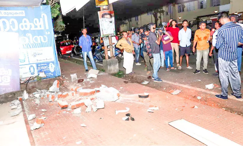 ലോട്ടറിക്കട ജീവനക്കാരന്റെ ജീവനെടുത്തത് ജനലിനുമുകളിലെ കമാനം ലോട്ടറിക്കട ജീവനക്കാരന്റെ ജീവനെടുത്തത് ജനലിനുമുകളിലെ കമാനം