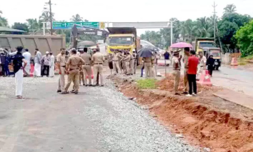 ദേശീയപാത വികസനം: മഠത്തിലെ സമരപ്പന്തൽ പൊലീസ് പൊളിച്ചു ദേശീയപാത വികസനം: മഠത്തിലെ സമരപ്പന്തൽ പൊലീസ് പൊളിച്ചു