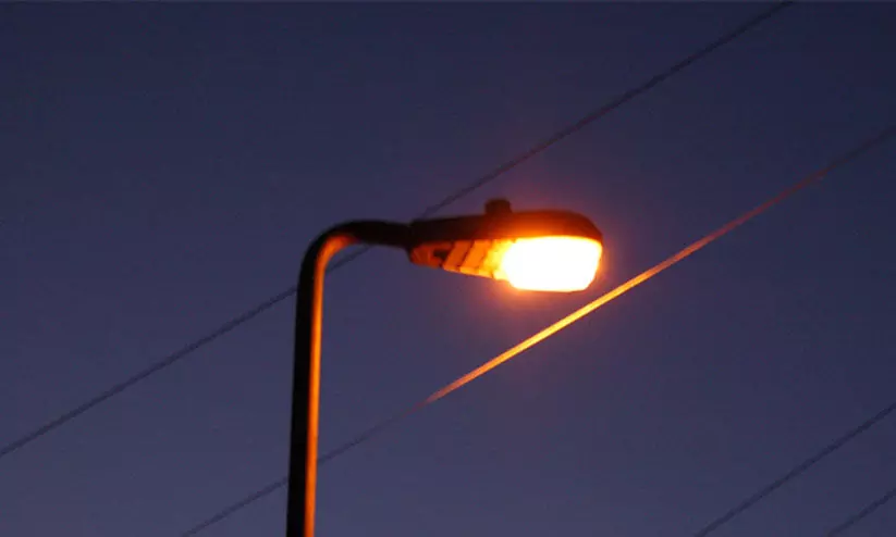 വഴിവിളക്കുകൾ കണ്ണടച്ചു; പ്രതിഷേധവുമായി കൗൺസിലർമാർ വഴിവിളക്കുകൾ കണ്ണടച്ചു; പ്രതിഷേധവുമായി കൗൺസിലർമാർ