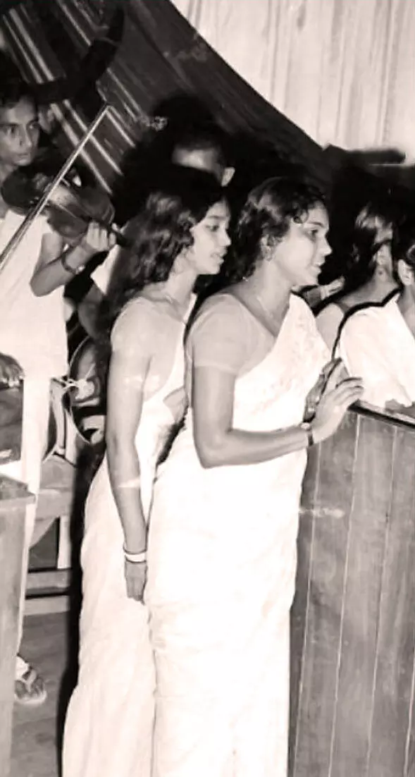 1971 ഒക്ടോബർ 3-10 വരെ കൊച്ചിയിൽ നടന്ന സി.പി.ഐയുടെ ഒമ്പതാം പാർട്ടി കോൺഗ്രസിൽ കെ.പി.എ.സി ലളിതയും സംഘവും സ്വാഗതഗാനം ആലപിക്കുന്നു 1971 ഒക്ടോബർ 3-10 വരെ കൊച്ചിയിൽ നടന്ന സി.പി.ഐയുടെ ഒമ്പതാം പാർട്ടി കോൺഗ്രസിൽ കെ.പി.എ.സി ലളിതയും സംഘവും സ്വാഗതഗാനം ആലപിക്കുന്നു