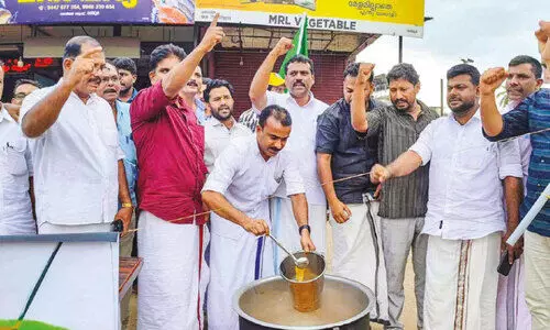 പച്ചക്കറികളില്ലാതെ സാമ്പാർ വെച്ച് പ്രതിഷേധം