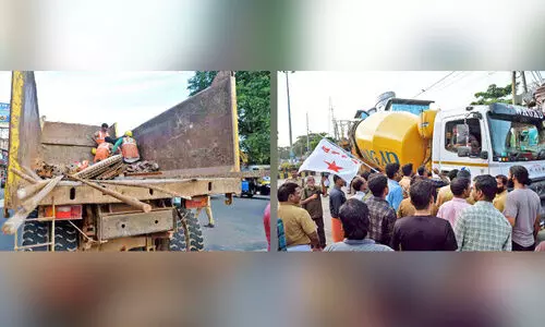 അപകടഭീഷണിയായി ദേശീയപാത നിർമാണക്കമ്പനിയുടെ ലോറികൾ