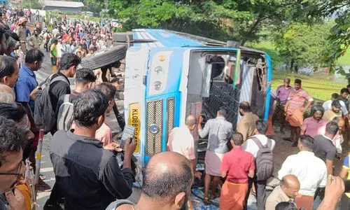 തൃശൂർ കണിമംഗലത്ത് സ്വകാര്യ ബസ് മറിഞ്ഞ് നിരവധി പേർക്ക് പരിക്ക്; രണ്ട് പേരുടെ നില ഗുരുതരം