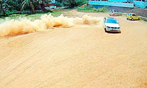 കാറുമായി അഭ്യാസ പ്രകടനം: വിദ്യാർഥിയുടെ ലൈസൻസ് തെറിച്ചു