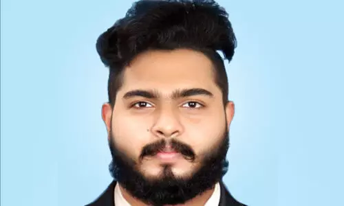 കാര്‍ മരത്തിലിടിച്ച് കൊമ്പ് ദേഹത്ത് കയറി യാത്രക്കാരൻ മരിച്ചു