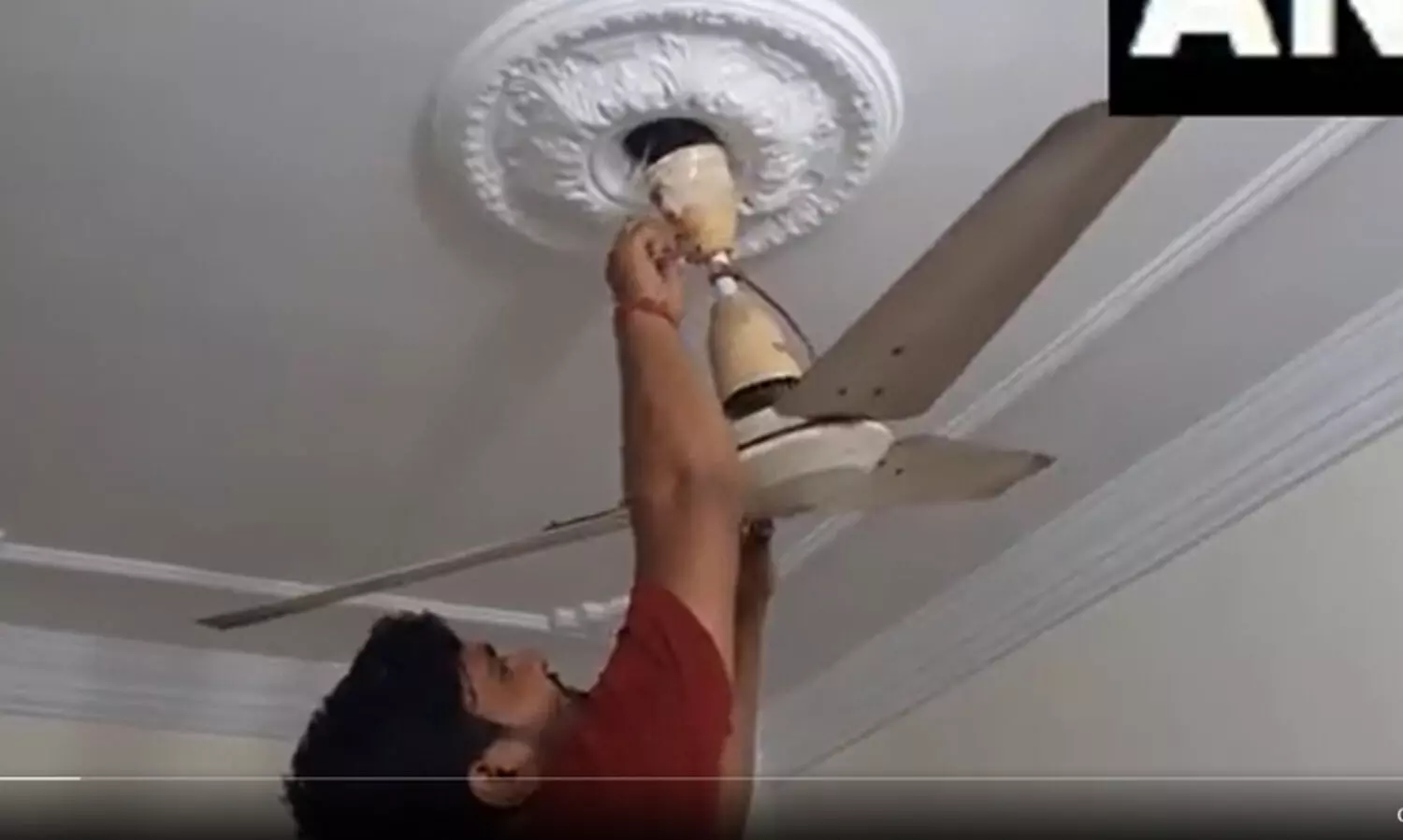 കോട്ടയിലെ വിദ്യാർഥി ആത്മഹത്യ തടയാൻ വിചിത്ര വഴി: ഫാനുകൾക്ക് സ്പ്രിങ് ആക്ഷൻ, വിമർശനവുമായി നെറ്റിസൺസ്