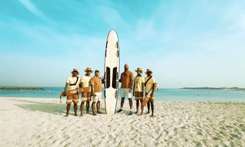 ദുബൈ എമിറേറ്റ് ബീച്ചിൽ കാവലൊരുക്കാൻ 140 രക്ഷാപ്രവർത്തകർ ദുബൈ എമിറേറ്റ് ബീച്ചിൽ കാവലൊരുക്കാൻ 140 രക്ഷാപ്രവർത്തകർ