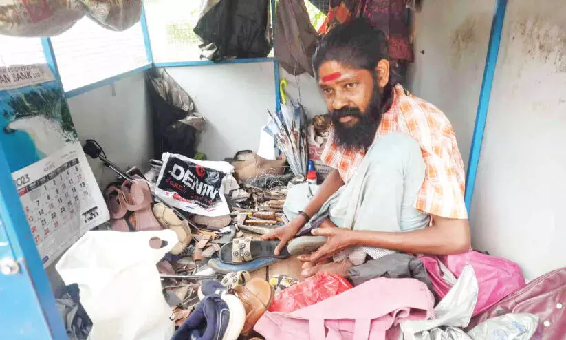 ഓണക്കാലത്തും ചെരിപ്പുകുത്തികൾ കണ്ണീർക്കടലിൽ തന്നെ ഓണക്കാലത്തും ചെരിപ്പുകുത്തികൾ കണ്ണീർക്കടലിൽ തന്നെ