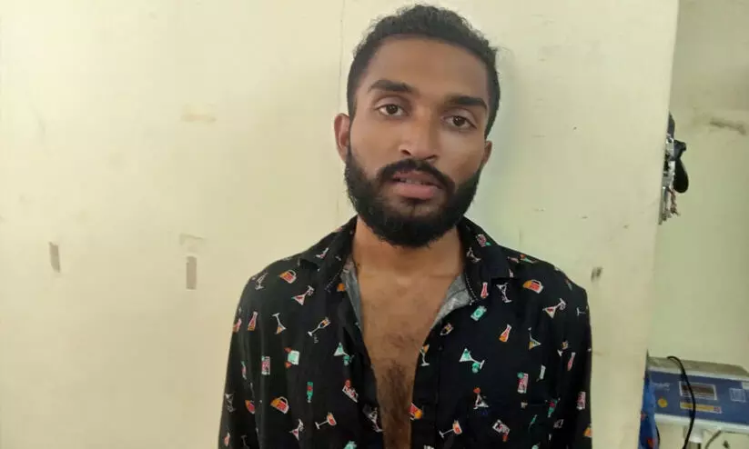 പ്രണയത്തിന്റെ മറവിൽ മയക്കുമരുന്ന് വിൽപന: എം.ഡി.എം.എയുമായി ആയുർവേദ തെറപ്പിസ്റ്റ് പിടിയിൽ പ്രണയത്തിന്റെ മറവിൽ മയക്കുമരുന്ന് വിൽപന: എം.ഡി.എം.എയുമായി ആയുർവേദ തെറപ്പിസ്റ്റ് പിടിയിൽ