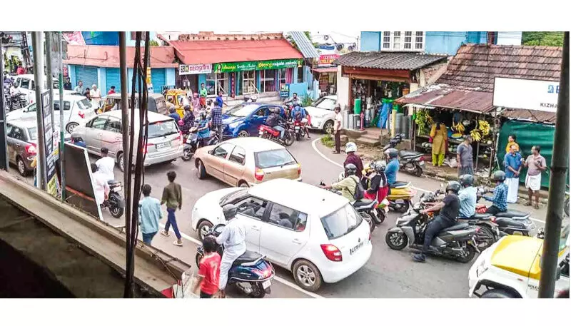 ഞെരുങ്ങി കുരുങ്ങി ചെങ്ങമനാട്; റോ​ഡ്​ വി​ക​സി​പ്പി​ക്കാ​ത്ത​താ​ണ്​ കു​രു​ക്കി​ന്‍റെ പ്ര​ധാ​ന കാ​ര​ണം