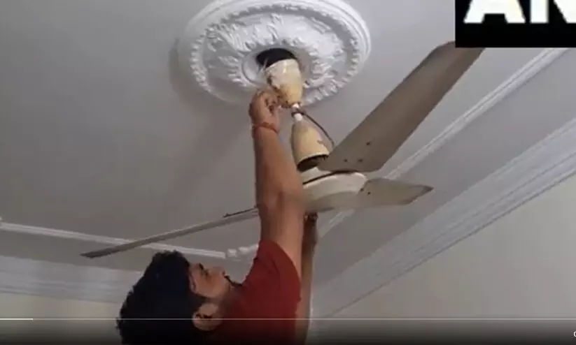 കോട്ടയിലെ വിദ്യാർഥി ആത്മഹത്യ തടയാൻ വിചിത്ര വഴി: ഫാനുകൾക്ക് സ്പ്രിങ് ആക്ഷൻ, വിമർശനവുമായി നെറ്റിസൺസ്