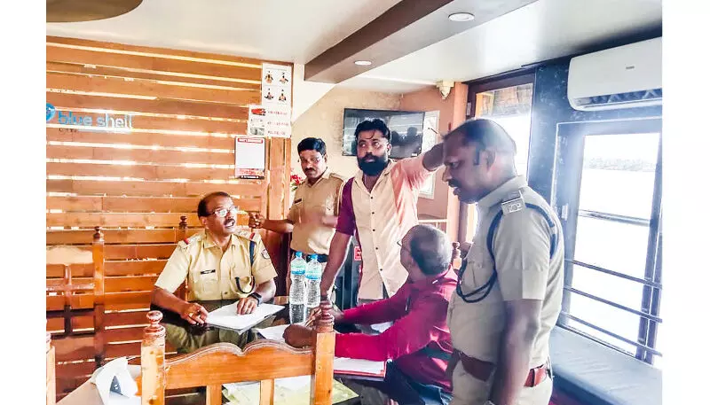 അനധികൃത സർവിസ്​; ഏഴ്​ ഹൗസ്​ബോട്ട്​ പിടിച്ചെടുത്തു