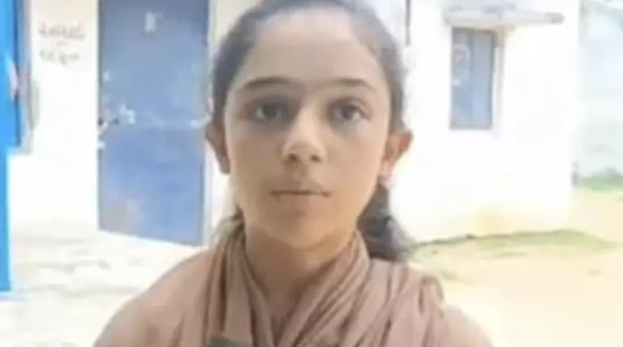 സ്കൂളിൽ ഒന്നാമതായിട്ടും മുസ്ലിമായതിന്റെ പേരിൽ ആദരിക്കൽ ചടങ്ങിൽനിന്ന് മാറ്റിനിർത്തിയെന്ന് വിദ്യാർഥിനിയുടെ പിതാവ് സ്കൂളിൽ ഒന്നാമതായിട്ടും മുസ്ലിമായതിന്റെ പേരിൽ ആദരിക്കൽ ചടങ്ങിൽനിന്ന് മാറ്റിനിർത്തിയെന്ന് വിദ്യാർഥിനിയുടെ പിതാവ്