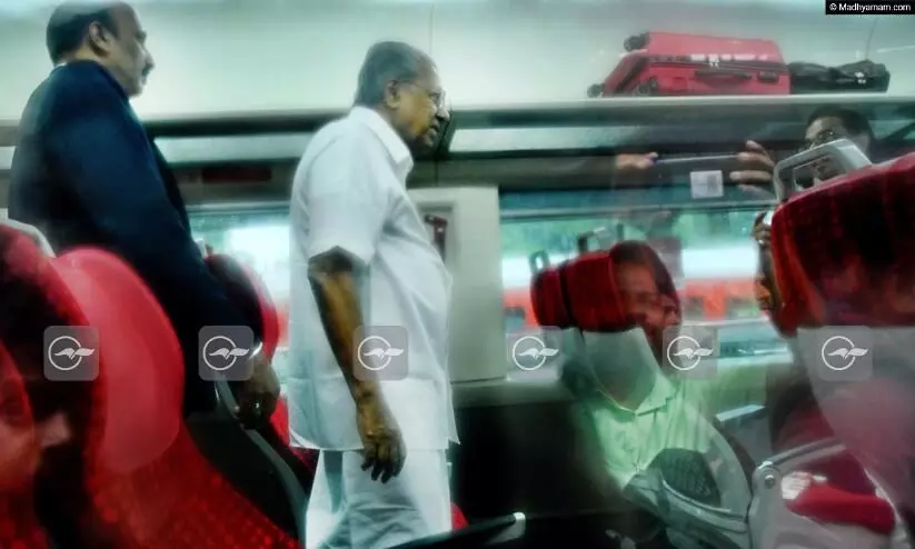 വന്ദേഭാരതിൽ മുഖ്യമന്ത്രിയുടെ കന്നിയാത്ര വന്ദേഭാരതിൽ മുഖ്യമന്ത്രിയുടെ കന്നിയാത്ര