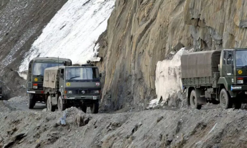 ലഡാക്കിൽ വാഹനം മറിഞ്ഞ് ഒമ്പത് സൈനികർ മരിച്ചു ലഡാക്കിൽ വാഹനം മറിഞ്ഞ് ഒമ്പത് സൈനികർ മരിച്ചു