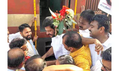 ഇ​ന്റ​ർ​സി​റ്റി​ എ​ക്സ്പ്ര​സിന് പ​ട്ടാ​മ്പിയിൽ ആ​ര് സ്റ്റോ​പ്പി​ട്ടു ? അ​വ​കാ​ശ​വാ​ദ​മു​ന്ന​യി​ച്ച് യു.​ഡി.​എ​ഫും ബി.​ജെ.​പി.​യും