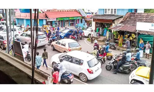 ഞെരുങ്ങി കുരുങ്ങി ചെങ്ങമനാട്; റോ​ഡ്​ വി​ക​സി​പ്പി​ക്കാ​ത്ത​താ​ണ്​ കു​രു​ക്കി​ന്‍റെ പ്ര​ധാ​ന കാ​ര​ണം