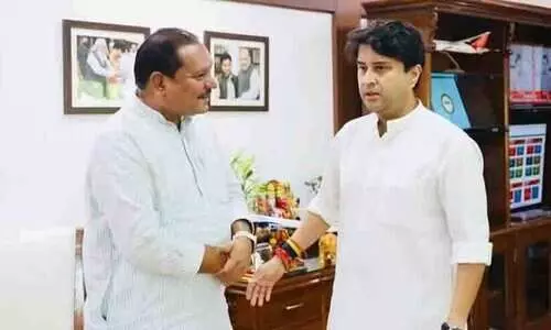 സിന്ധ്യയുടെ വിശ്വസ്തരിൽ ഒരാൾ കൂടി ബി.ജെ.പി വിട്ട് കോൺഗ്രസിലേക്ക്; തിരിച്ചുവരവ് 1200 കാറുകളുടെ അകമ്പടിയോടെ