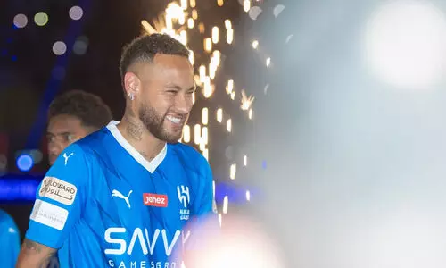 നീലയിൽ തിളങ്ങി നെയ്മർ; സൂപ്പർതാരത്തെ ആരാധകർക്കു മുമ്പിൽ അവതരിപ്പിച്ച് അൽ ഹിലാൽ