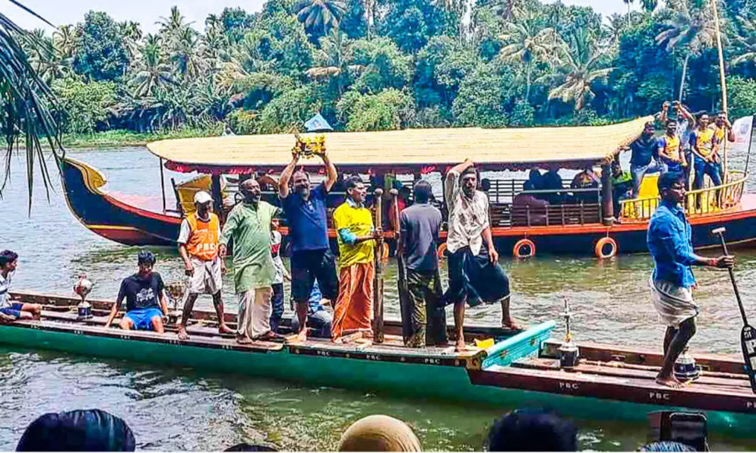 ജലരാജാവിന് രാജകീയ വരവേൽപ് നൽകി വീയപുരം ഗ്രാമം