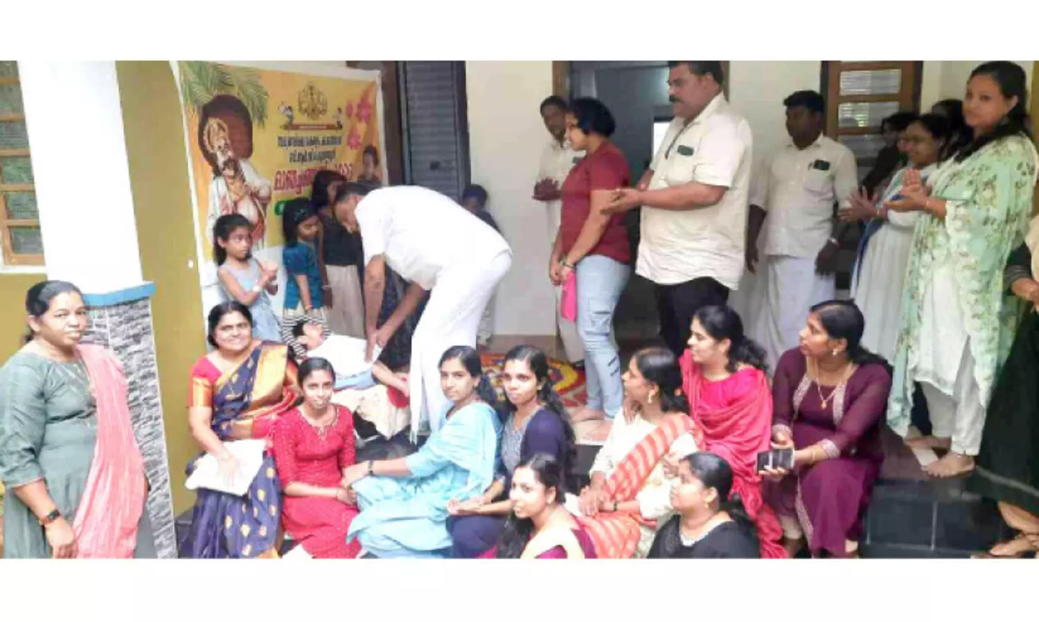 കൈനിറയെ സമ്മാനവും പാട്ടും കളികളുമായി അവരുടെ വീടുകളിൽ ഓണച്ചങ്ങാതിയെത്തി