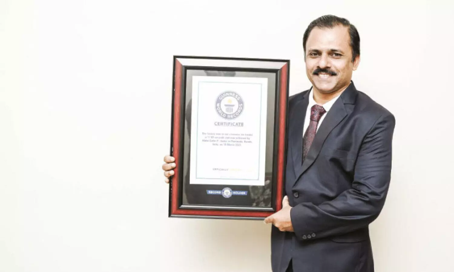 ഏത്തപ്പഴം കഴിച്ച് സലീം ഗിന്നസ് ബുക്കിലെത്തി