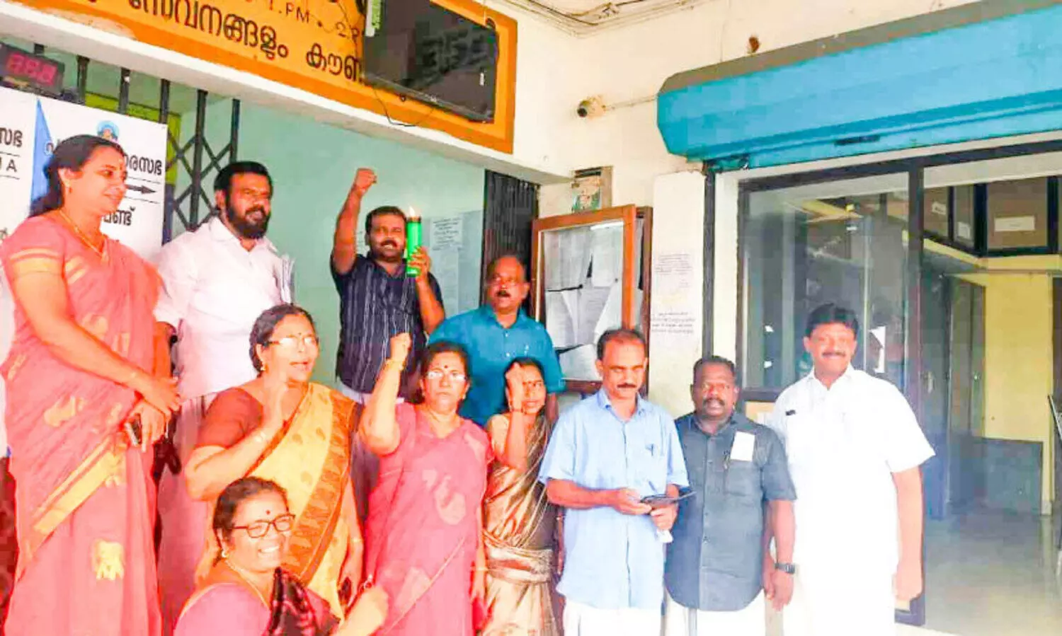 പന്തളം നഗരസഭ പ്രദേശം ഇരുട്ടിൽ; കൗൺസിലിൽ മെഴുകുതിരി തെളിച്ച്​ പ്രതിപക്ഷം