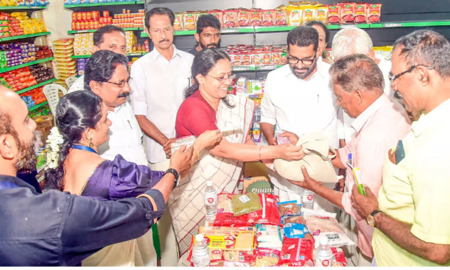 വി​ല​ക്കു​റ​വു​മാ​യി ഓ​ണം മേ​ള തു​ട​ങ്ങി