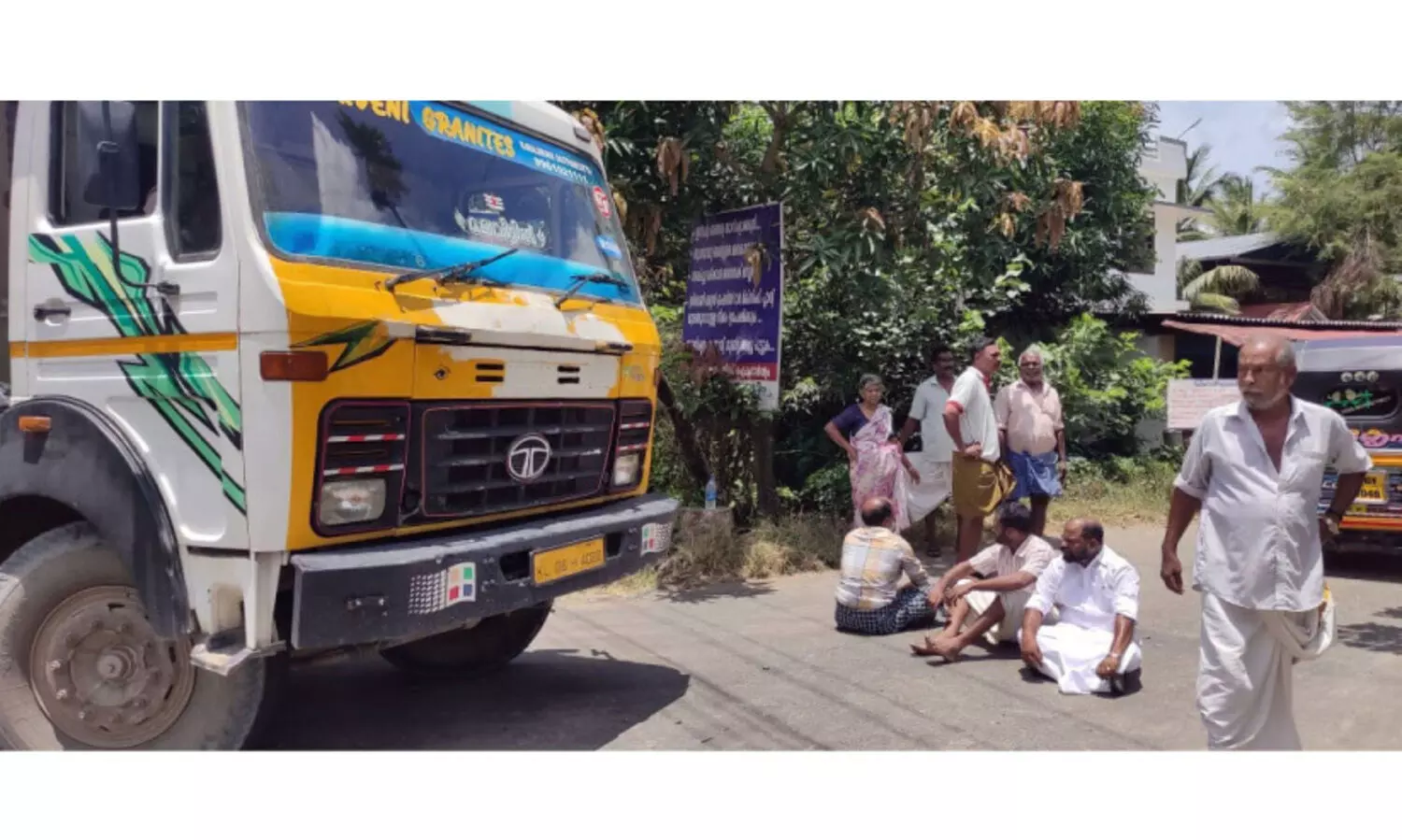 അമിതഭാരം കയറ്റിവന്ന വാഹനം തടഞ്ഞു