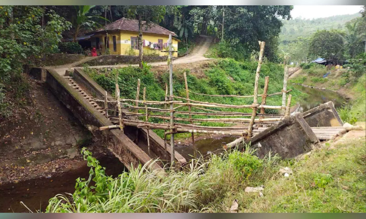 തകര്‍ന്ന കനാല്‍ പാലത്തിന് മുകളില്‍ ‘നാട്ടുകാരുടെ പാലം’