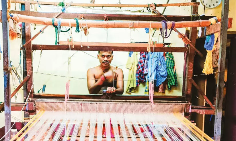 ഊടും പാവും നെയ്തെടുത്ത് കൈത്തറി മേഖല ഊടും പാവും നെയ്തെടുത്ത് കൈത്തറി മേഖല