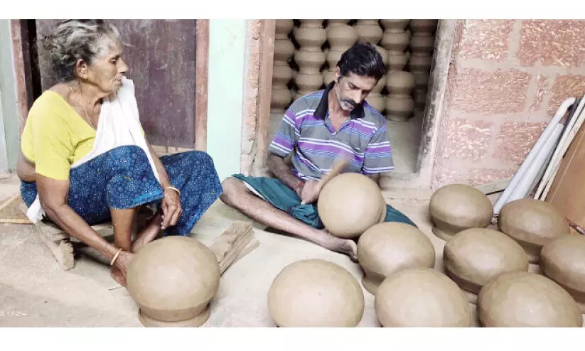 മൺപാത്രത്തിന് ആവശ്യക്കാരുണ്ട് നിർമിക്കാൻ ആളില്ല