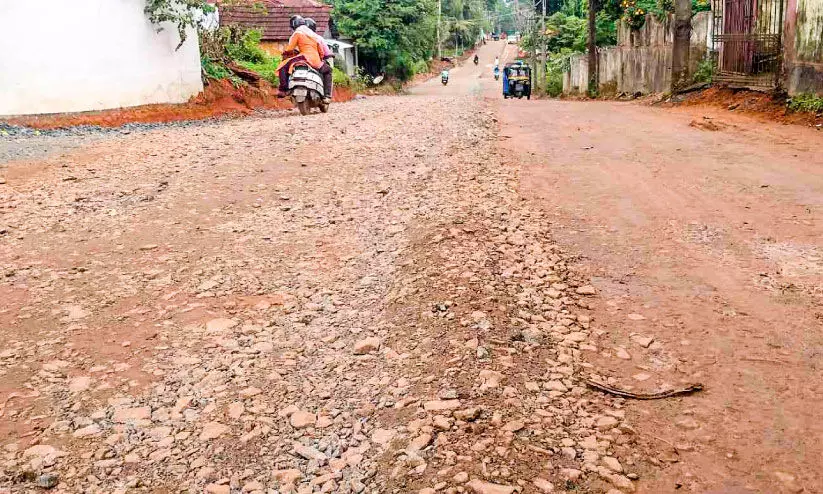മൂവാറ്റുപുഴ-തേനി റോഡ്; കിഴക്കേക്കര മേഖലയിലെ നിർമാണം നിലച്ചു മൂവാറ്റുപുഴ-തേനി റോഡ്; കിഴക്കേക്കര മേഖലയിലെ നിർമാണം നിലച്ചു