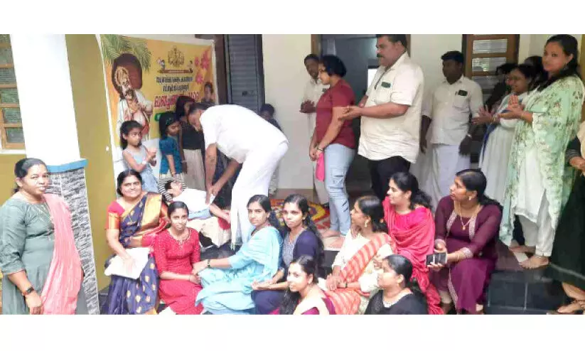 കൈനിറയെ സമ്മാനവും പാട്ടും കളികളുമായി അവരുടെ വീടുകളിൽ ഓണച്ചങ്ങാതിയെത്തി