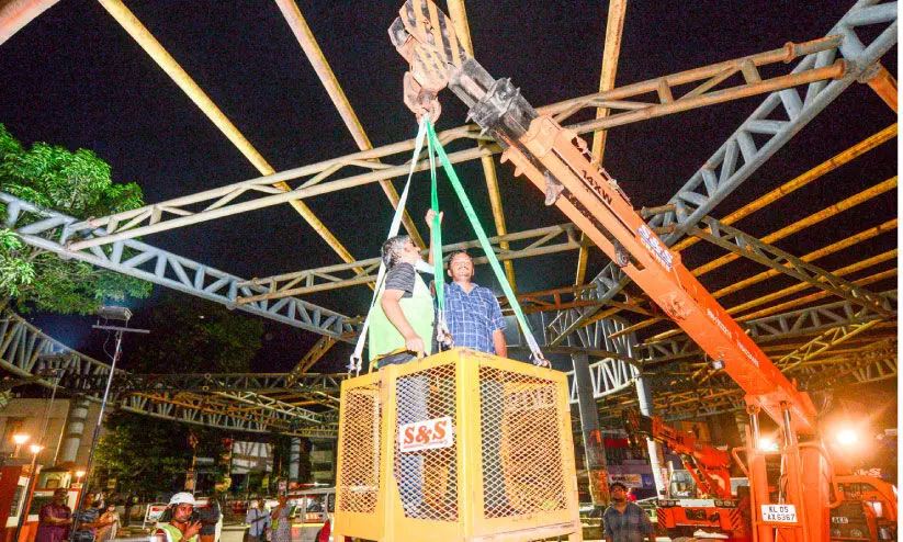 ആകാശപ്പാതയുടെ ബലപരിശോധനക്ക് തുടക്കം ആകാശപ്പാതയുടെ ബലപരിശോധനക്ക് തുടക്കം