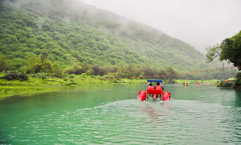 വാദി ദർബാത്തിൽ സന്ദർശക പ്രവാഹം വാദി ദർബാത്തിൽ സന്ദർശക പ്രവാഹം