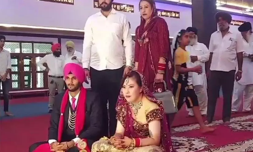 കാമുകനെ വിവാഹം കഴിക്കാൻ ഇന്ത്യയിലെത്തി ദക്ഷിണ കൊറിയൻ യുവതി കാമുകനെ വിവാഹം കഴിക്കാൻ ഇന്ത്യയിലെത്തി ദക്ഷിണ കൊറിയൻ യുവതി