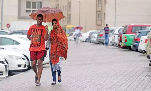 മ​ഴ മു​ന്ന​റി​യി​പ്പ്​: യു.​എ.​ഇ​യി​ൽ റെ​ക്കോ​ഡ്​ കു​ട​വി​ൽ​പ​ന