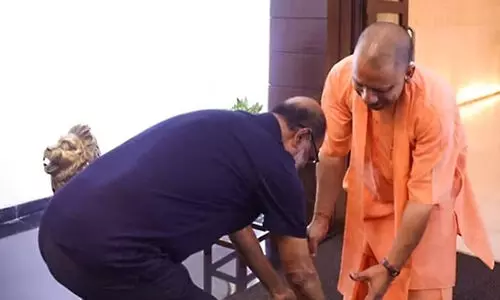 യു.പി​യിലെത്തി യോഗിയെ കണ്ട് രജനി; കാൽതൊട്ട് വണങ്ങി