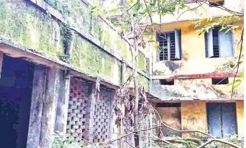 അ​ങ്ങാ​ടി​പ്പു​റം ഗ​വ. പോ​ളി​ടെ​ക്നി​ക് ഹോ​സ്റ്റ​ൽ ക​ട​ലാ​സി​ൽ തന്നെ