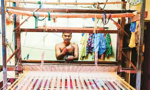 ഊ​ടും പാ​വും നെ​യ്തെ​ടു​ത്ത്‌ കൈ​ത്ത​റി മേ​ഖ​ല