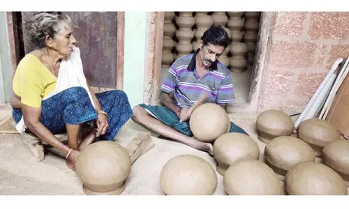മൺപാത്രത്തിന് ആവശ്യക്കാരുണ്ട് നിർമിക്കാൻ ആളില്ല