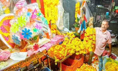 അത്തം പിറന്നു; പൂവിപണി സജീവം