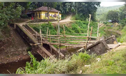 തകര്‍ന്ന കനാല്‍ പാലത്തിന് മുകളില്‍ ‘നാട്ടുകാരുടെ പാലം’