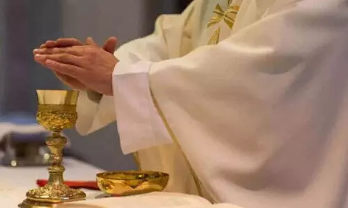 ഏ​കീ​കൃ​ത കു​ർ​ബാ​ന ധാ​ര​ണ; കൊ​ര​ട്ടി പ​ള്ളി​യി​ൽ വി​ശ്വാ​സി​ക​ളു​ടെ പ്ര​തി​ഷേ​ധ​ത്തി​ന് മു​ന്നി​ൽ വി​കാ​രി വ​ഴ​ങ്ങി