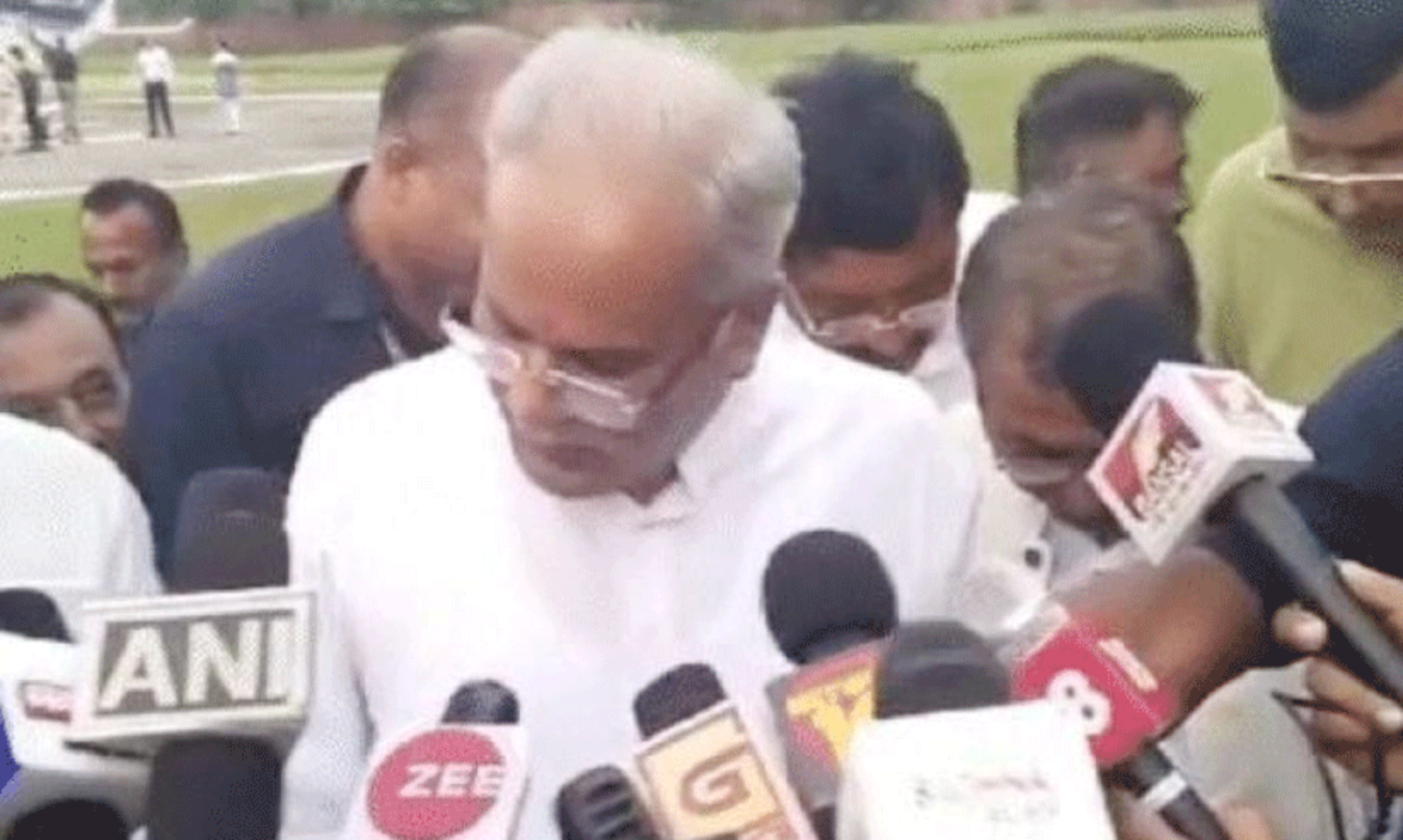 ഛത്തീസ്ഗഢ് മുഖ്യമന്ത്രിയുടെ വാർത്ത സമ്മേളനത്തിനിടെ പാമ്പ്; കൊല്ലാതെ വെറുതെ വിടണമെന്ന് ഭൂപേഷ് ഭാഘേൽ -വിഡിയോ