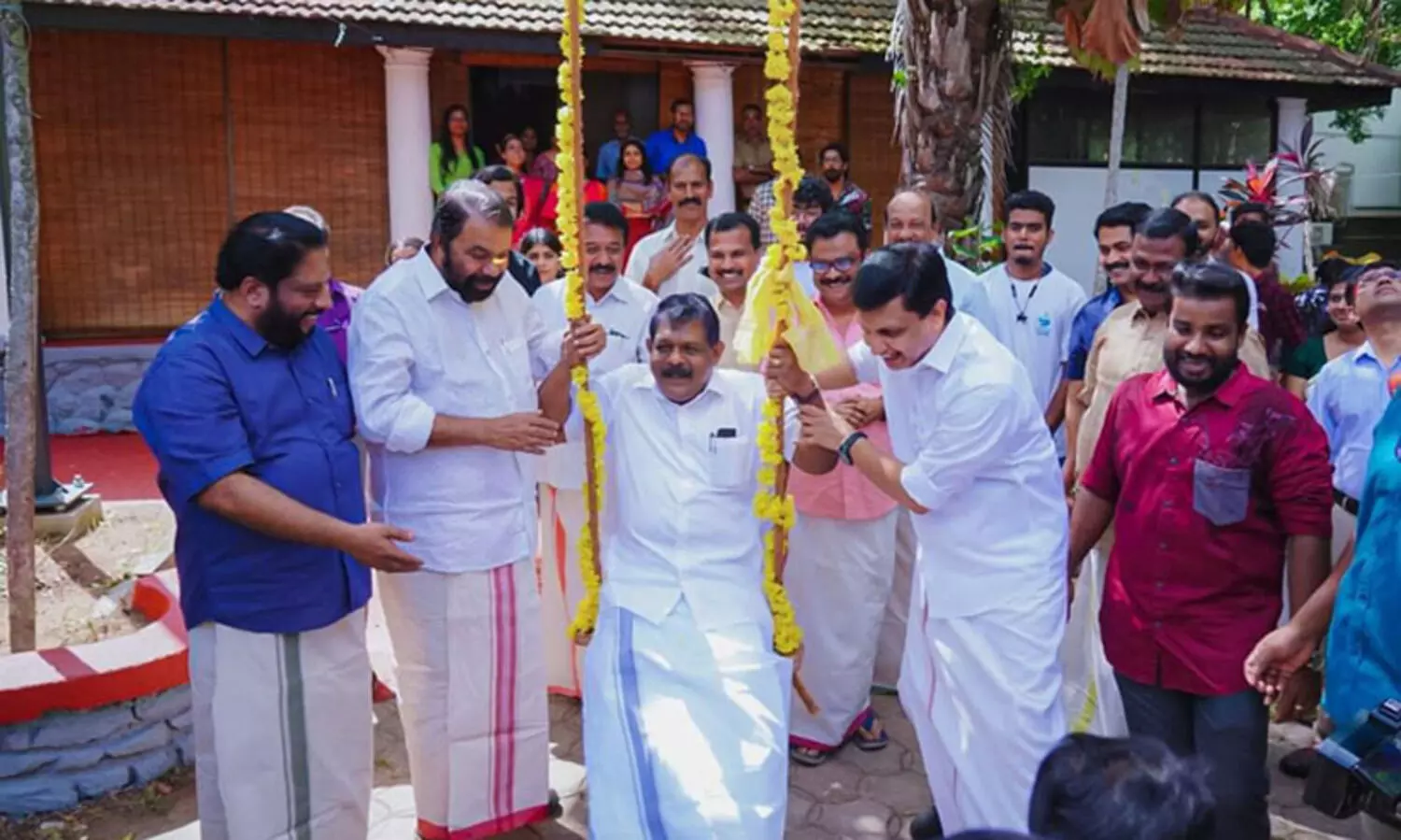 പൂക്കളമിട്ടും ഊഞ്ഞാലാടിയും മന്ത്രിമാര്‍; ഉത്സവ പ്രതീതിയില്‍ ഫെസ്റ്റിവല്‍ ഓഫീസ് തുറന്നു