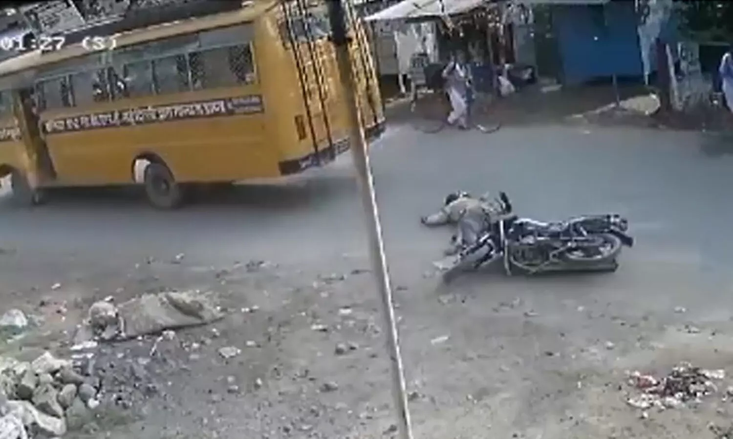 സ്കൂൾ ബസ് പ്രധാനാധ്യാപകനെ ഇടിച്ചിട്ടു, ശരീരത്തിലൂടെ കയറിയിറങ്ങി നിർത്താതെ പോയി -ഞെട്ടിക്കുന്ന ദൃശ്യങ്ങൾ